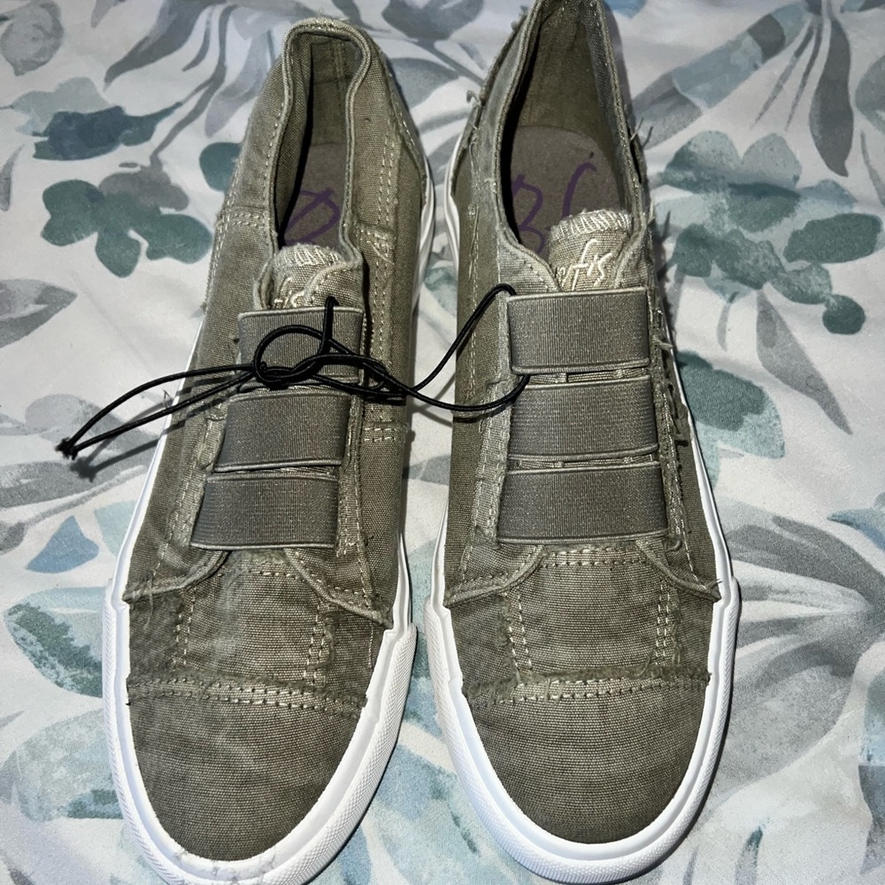BNWOT BLOWFISH SLIP ON SHOES